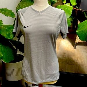 Nike Women’s Soccer/Football Dri-Fit Short Sleeve Shirt. Size M